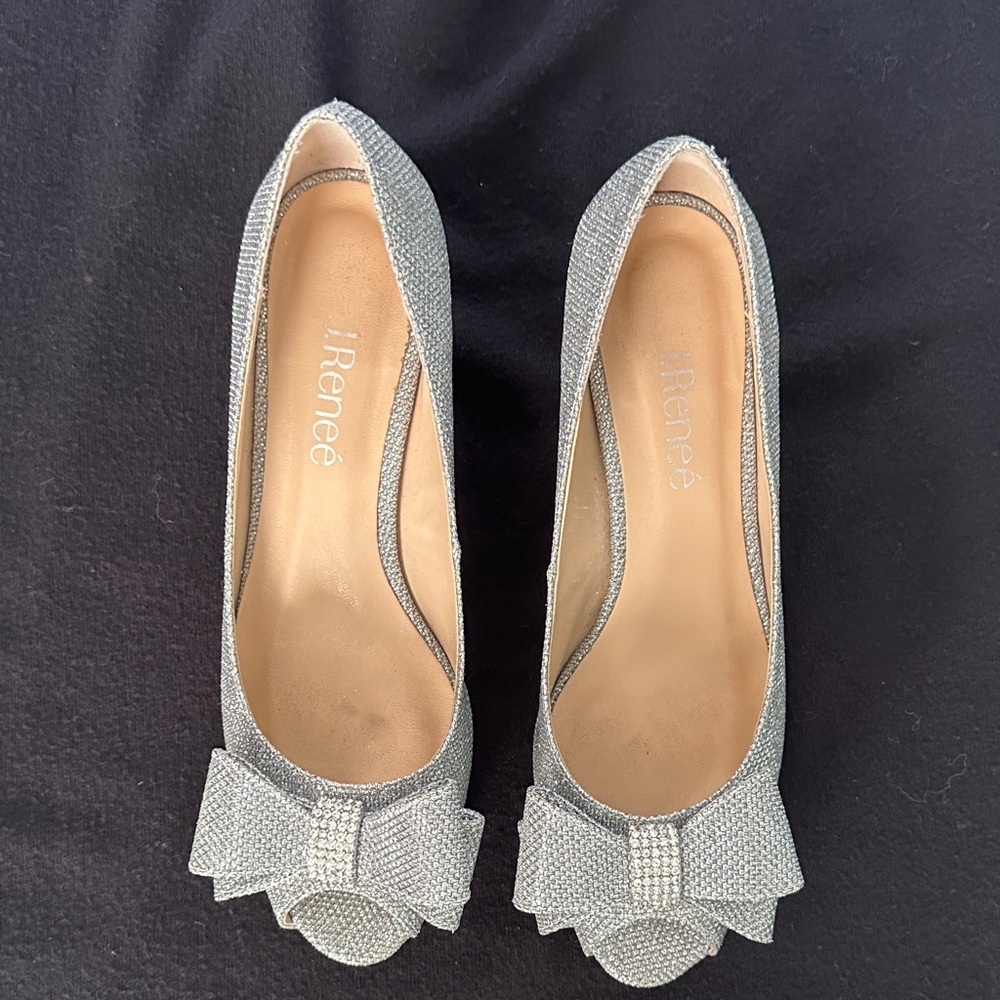 J. Renee Silver Women's Bow Heels (7.5 N)